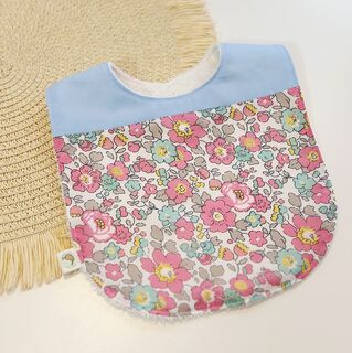 Babero bebé personalizado de tela liberty rosa y azul celeste